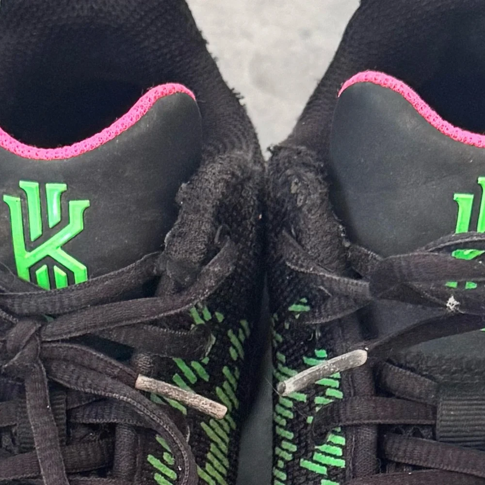 NIKE KYRIE FLYTRAP 2 GS 'BLACK HYPER PINK SIZE 4Y